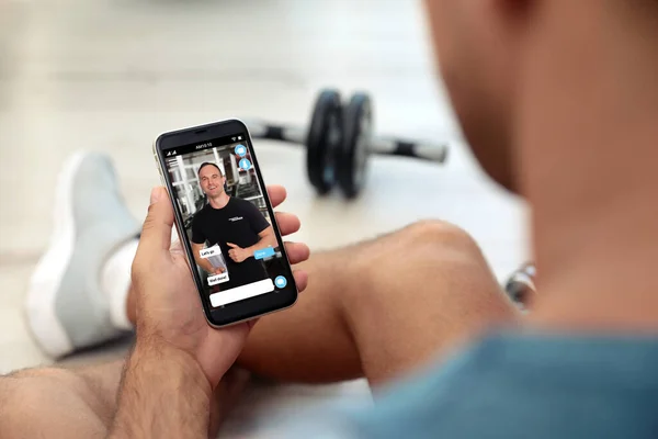 Man Having Workout Personal Trainer Smartphone Home Closeup — Foto de Stock