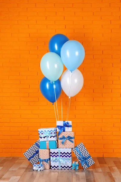 Many Gift Boxes Balloons Orange Brick Wall — Fotografia de Stock