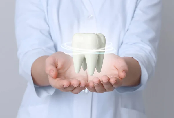 Dentist Demonstrating Virtual Model Healthy Tooth Light Background Closeup — Zdjęcie stockowe