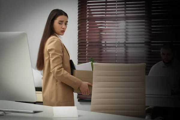 Molesto Mujer Despedida Llevando Caja Con Cosas Personales Oficina —  Fotos de Stock