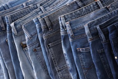 Farklı kotlarla rafların yakın görünümü