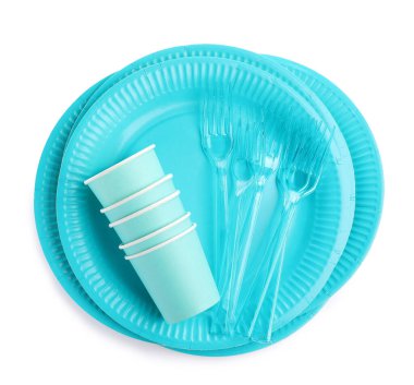 Beyaz arkaplanda tek kullanımlık tablo takımı, üst görünüm