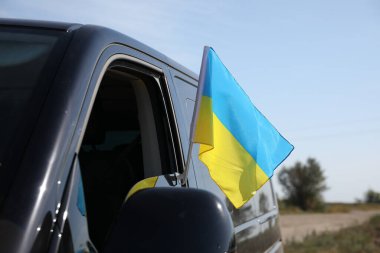 Ukrayna ulusal bayrağı araba penceresinde, yakın plan.