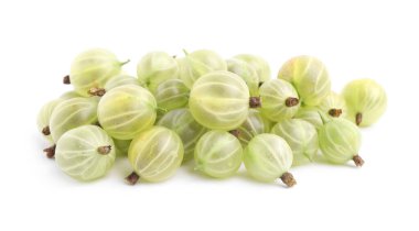 Beyaz arka planda taze olgun bektaşi üzümü yığını