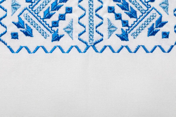 Schöne Hellblaue Ukrainische Nationalstickerei Auf Weißem Stoff Draufsicht Raum Für — Stockfoto