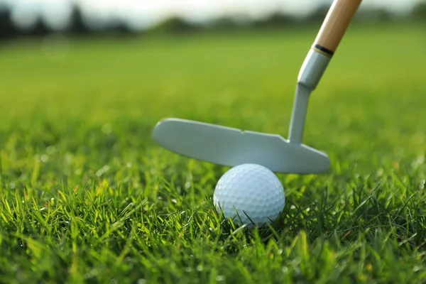 Golpear Pelota Golf Con Club Campo Verde Primer Plano Espacio —  Fotos de Stock