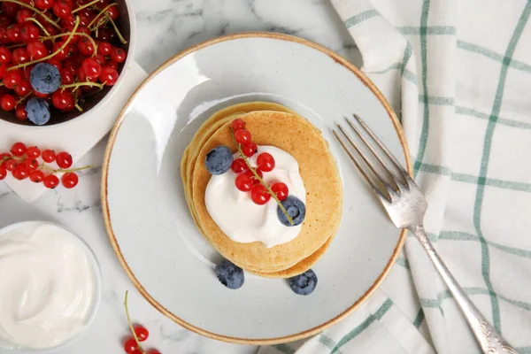 Pancake Dengan Yogurt Alami Blueberry Dan Kismis Merah Atas Meja — Stok Foto