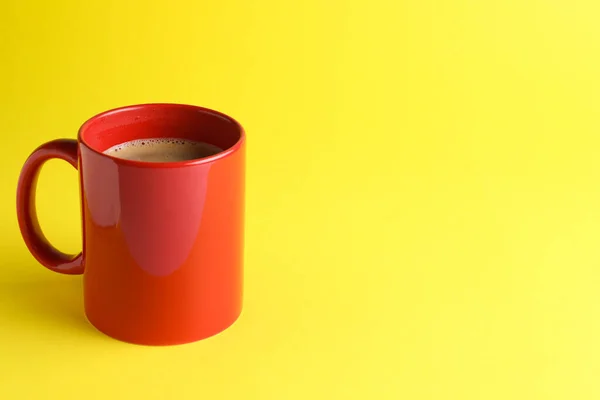 Red Mug Freshly Brewed Hot Coffee Yellow Background Space Text — Fotografia de Stock