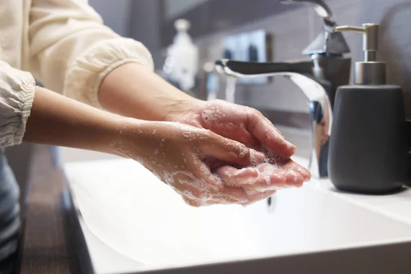 Mulher Lavar Mãos Banheiro Vista Close — Fotografia de Stock
