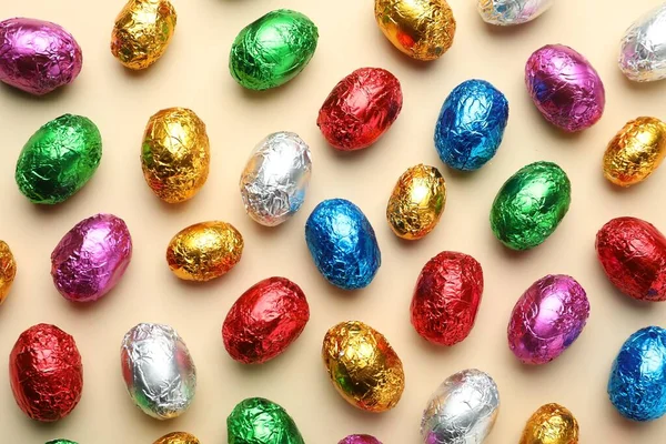 Шоколадные Яйца Завернутые Красочную Фольгу Бежевом Фоне Плоская Откладка — стоковое фото