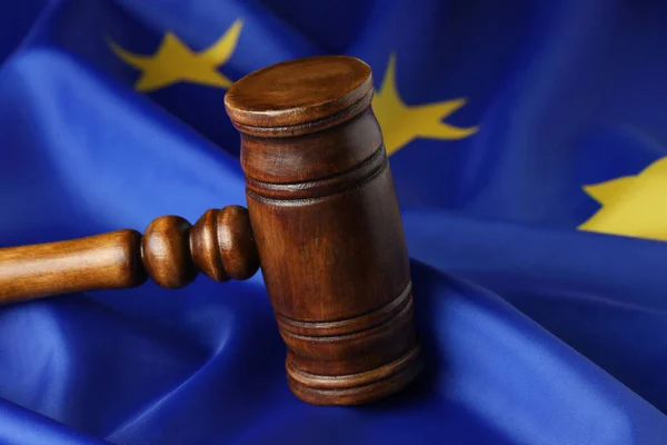 Fából Készült Zsűri Kalapácsa Európai Unió Zászlója Alatt Közelkép — Stock Fotó