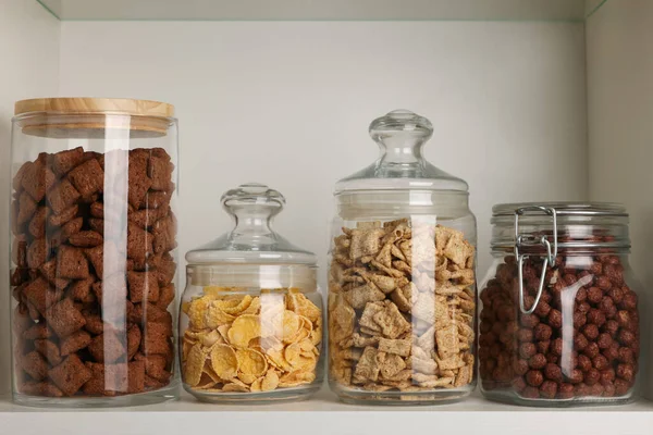 Contenitori Vetro Con Diversi Cereali Colazione Sullo Scaffale — Foto Stock