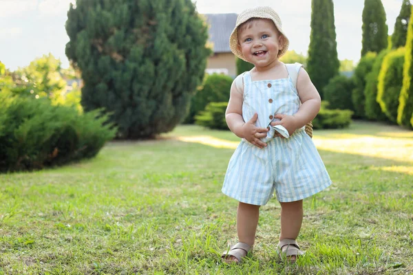 Güneşli Bir Günde Şık Kıyafetler Giyen Sevimli Küçük Bir Kız — Stok fotoğraf