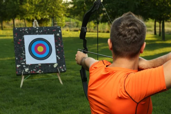 Man Bow Arrow Aiming Archery Target Park Back View — Stock Photo, Image