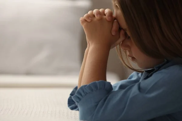 Милая Маленькая Девочка Скрепленными Вместе Руками Читающая Перед Сном Молитву — стоковое фото