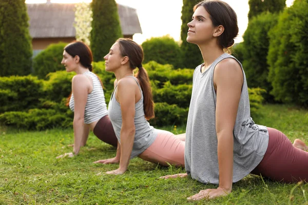 Grup Femei Tinere Care Practică Yoga Aer Liber — Fotografie, imagine de stoc