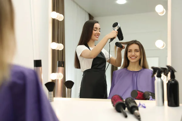 Styliste Séchage Des Cheveux Client Dans Salon Beauté — Photo