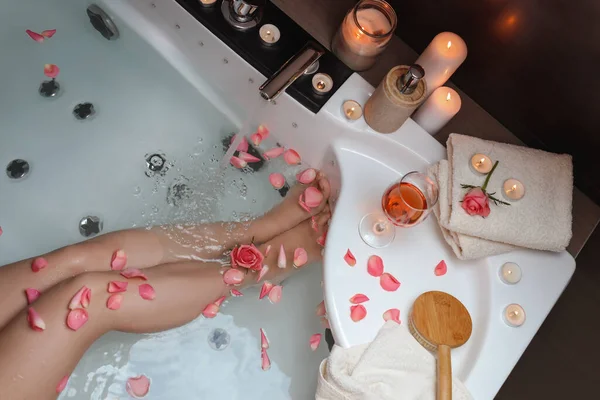 女人用玫瑰花瓣洗澡 俯瞰上方 浪漫的气氛 — 图库照片