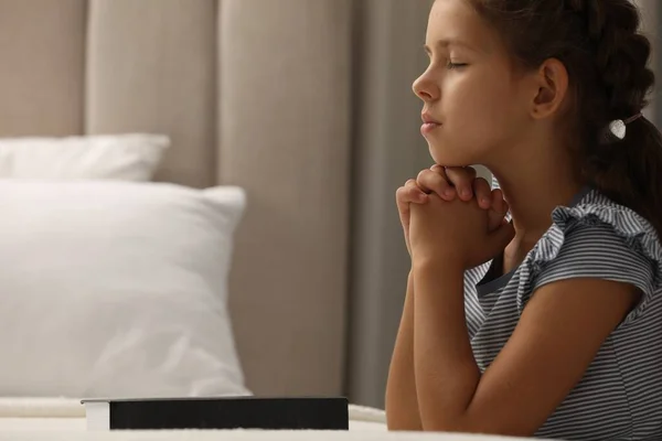 Χαριτωμένο Κοριτσάκι Προσεύχεται Πάνω Από Βίβλο Στην Κρεβατοκάμαρα Χώρος Για — Φωτογραφία Αρχείου