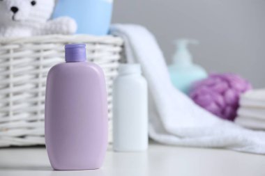 Beyaz masada bebek kozmetik ürünü şişesi, metin için boşluk