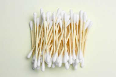 Bej arka planda pamuk tomurcukları, üst görünüm