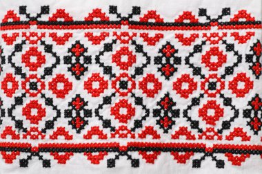 Beyaz kumaş üzerine güzel kırmızı Ukrayna ulusal nakışı, üst görünüm