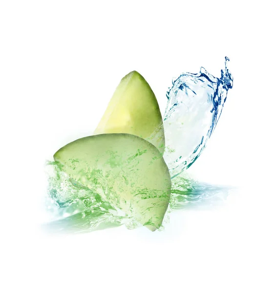 Snijwonden Van Verse Komkommer Spetterend Water Witte Achtergrond — Stockfoto