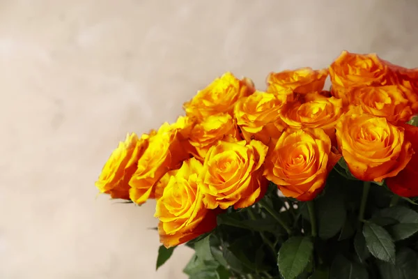 Beautiful Bouquet Orange Roses Beige Background Closeup — Stockfoto