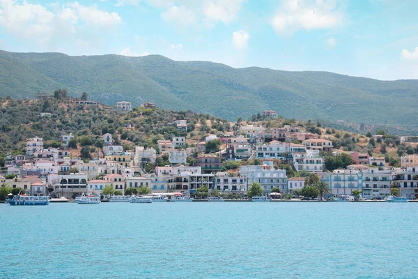 Güneşli bir günde tekneli güzel bir sahil kenti manzarası.