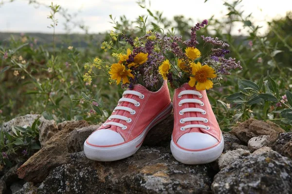 Sapatos Com Belas Flores Pedras Livre — Fotografia de Stock