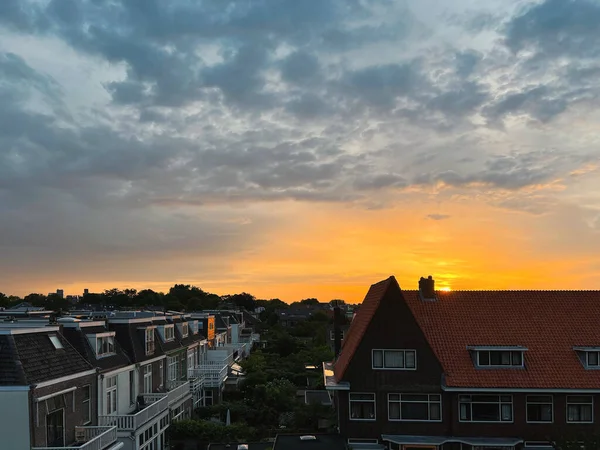 Vista Pitoresca Rua Cidade Com Belos Edifícios Nascer Sol — Fotografia de Stock