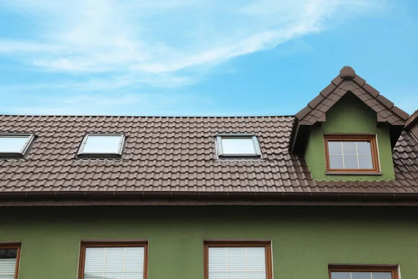 Schönes Haus Mit Farbdach Vor Blauem Himmel Blick Den Niedrigen — Stockfoto