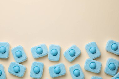 Bej arka planda su yumuşatıcı tabletler, düz yatış. Metin için boşluk