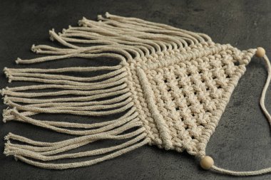 Gri masada şık bej makrome, yakın plan.