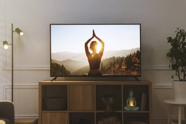 Odanın ahşap tezgahında modern TV seti