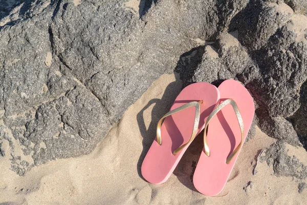 Stylish Pink Flip Flops Sandy Beach Rocks Flat Lay — 图库照片