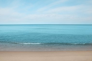 Güneşli bir günde mavi gökyüzünün altındaki güzel deniz manzarası