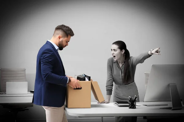 Chefe Demite Jovem Trabalho Cargo — Fotografia de Stock