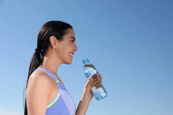 Beautiful Young Sportswoman Bottle Water Outdoors Refreshing Drink — Photo