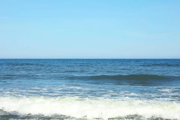 Schilderachtig Uitzicht Prachtige Zee Blauwe Lucht Zonnige Dag — Stockfoto