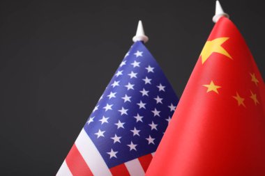 Koyu arkaplanda ABD ve Çin bayrakları var. Uluslararası ilişkiler