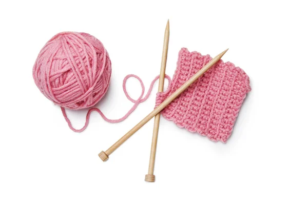 白色背景的软粉色毛线 针织和木制针头 上视图 — 图库照片