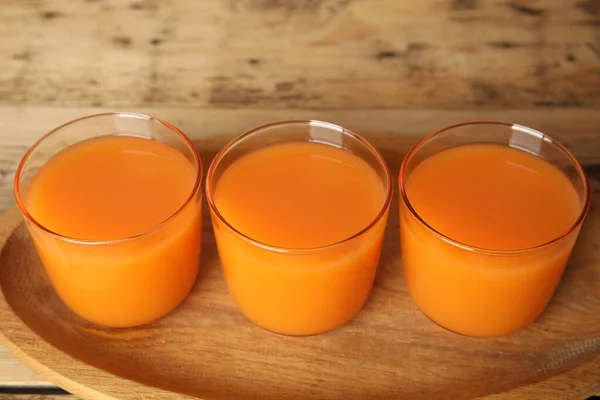 Glasses Freshly Made Carrot Juice Wooden Plate — ストック写真