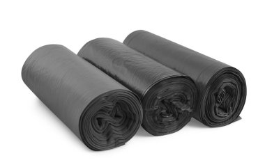 Beyaz arka planda farklı çöp torbaları. Temizlik malzemeleri