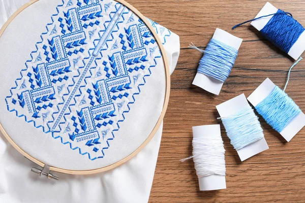 Shirt Blue Embroidery Design Hoop Threads Wooden Table Flat Lay — Stock Photo, Image