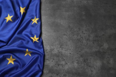 Gri taş arka planda Avrupa Birliği bayrağı, üst görüş. Metin için boşluk