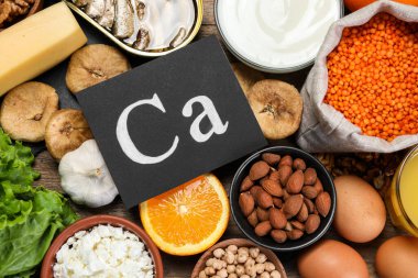 Tahta masada yüksek kalsiyum içeren doğal besin seti.