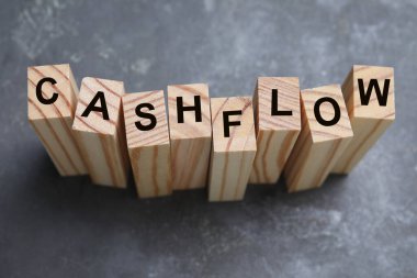 Gri arkaplan üzerinde Cash Flow tabiriyle tahta bloklar, üst görünüm