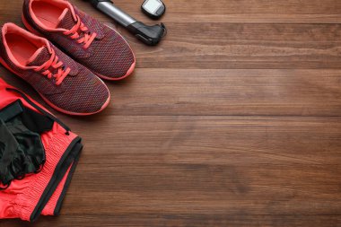 Tahta arkaplan üzerinde farklı bisiklet aksesuarları ile düz kompozisyon, metin için boşluk