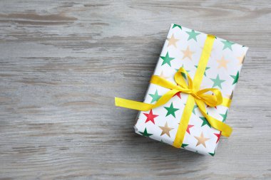 Ahşap masa üzerinde güzel paketlenmiş hediye kutusu, üst manzara. Metin için boşluk